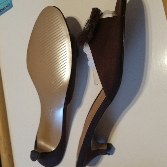 NWT Peep Toe BROWN VELVET Crystal & Tulle Embellished VERA WANG Kitten Heels - Picture 3 of 5